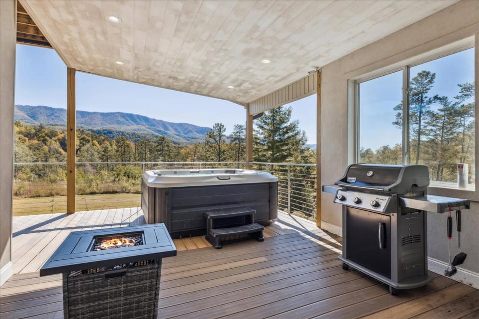 Peaceful Horizons with Views, 2 Hot Tubs, Seclusion, Games! House in Sevier County