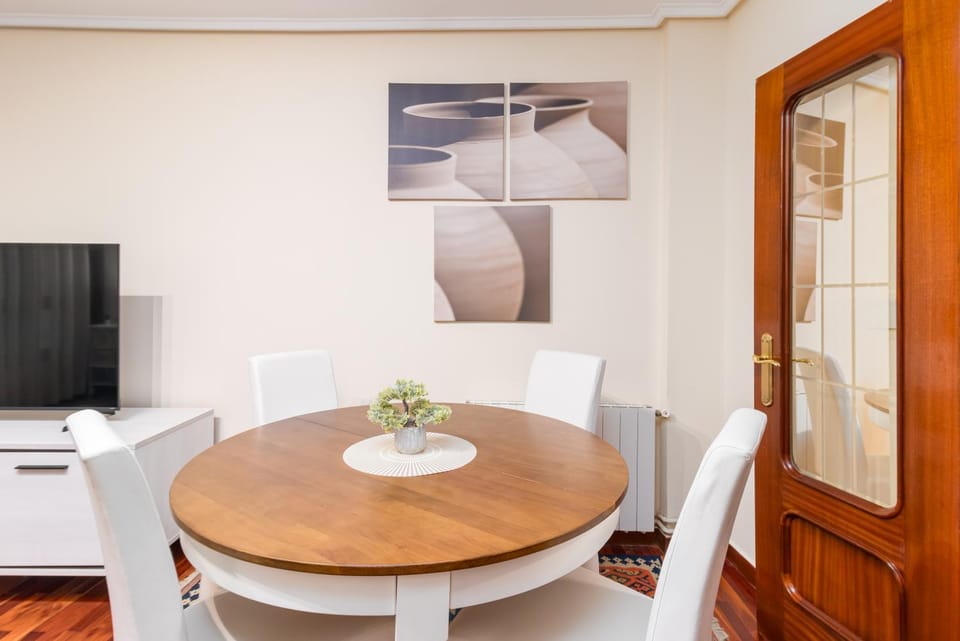 TV and multimedia, Living room, Seating area, Dining area