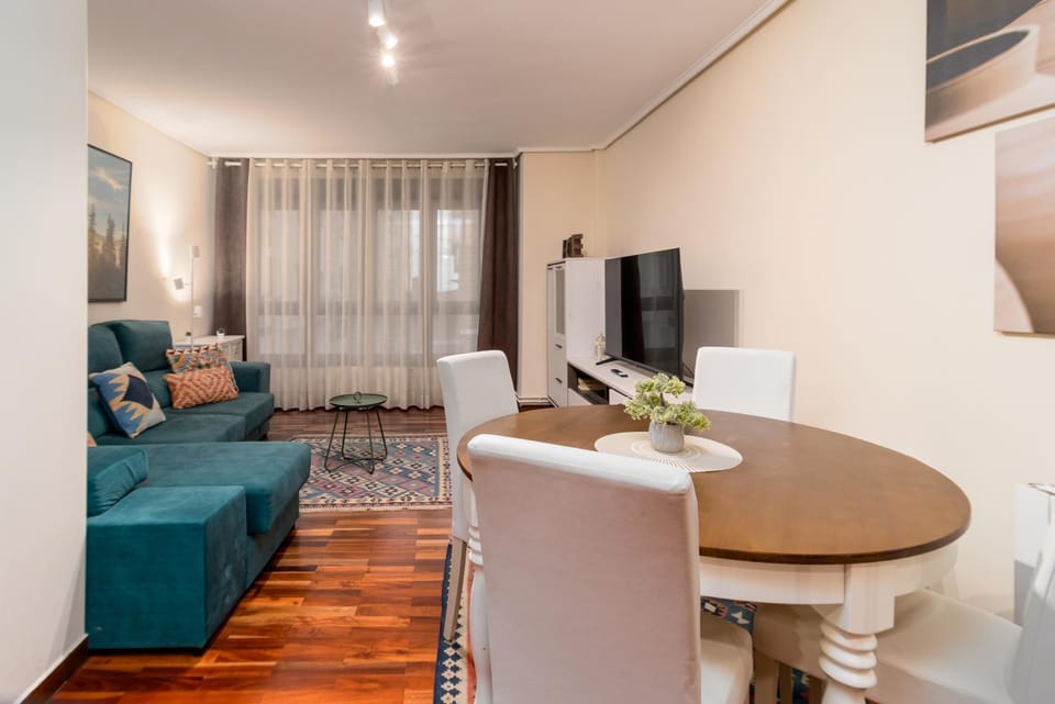 TV and multimedia, Living room, Seating area, Dining area