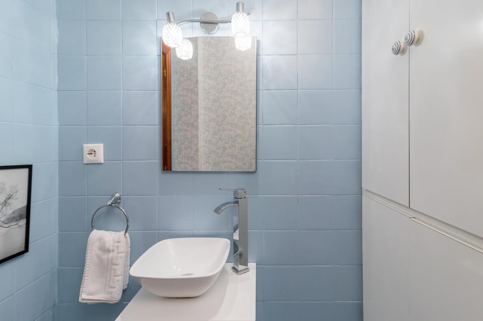 Toilet, towels