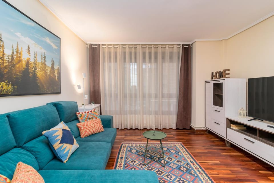TV and multimedia, Living room, Seating area, Evening entertainment