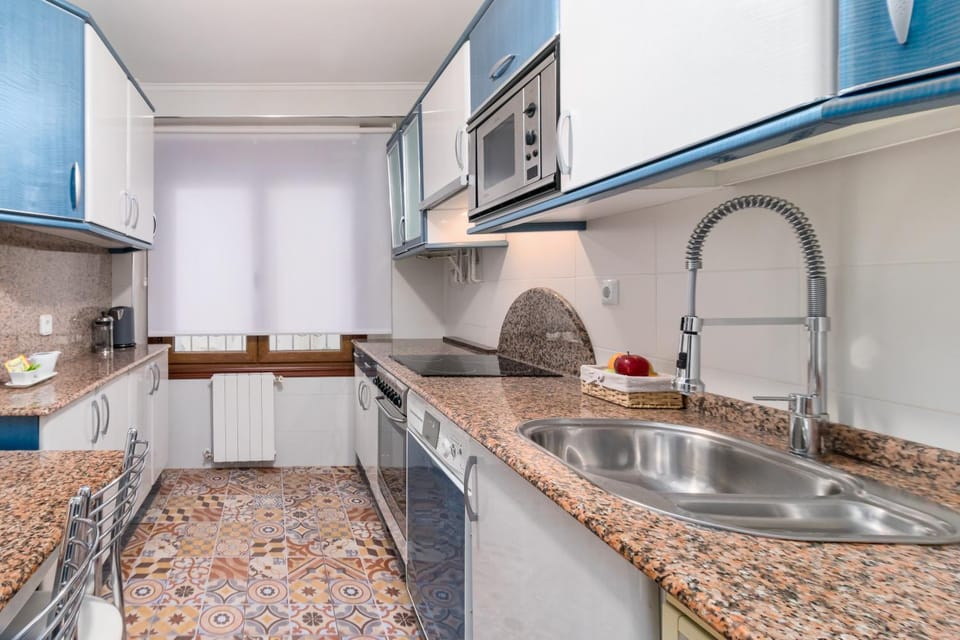 Kitchen or kitchenette, dishwasher, stove