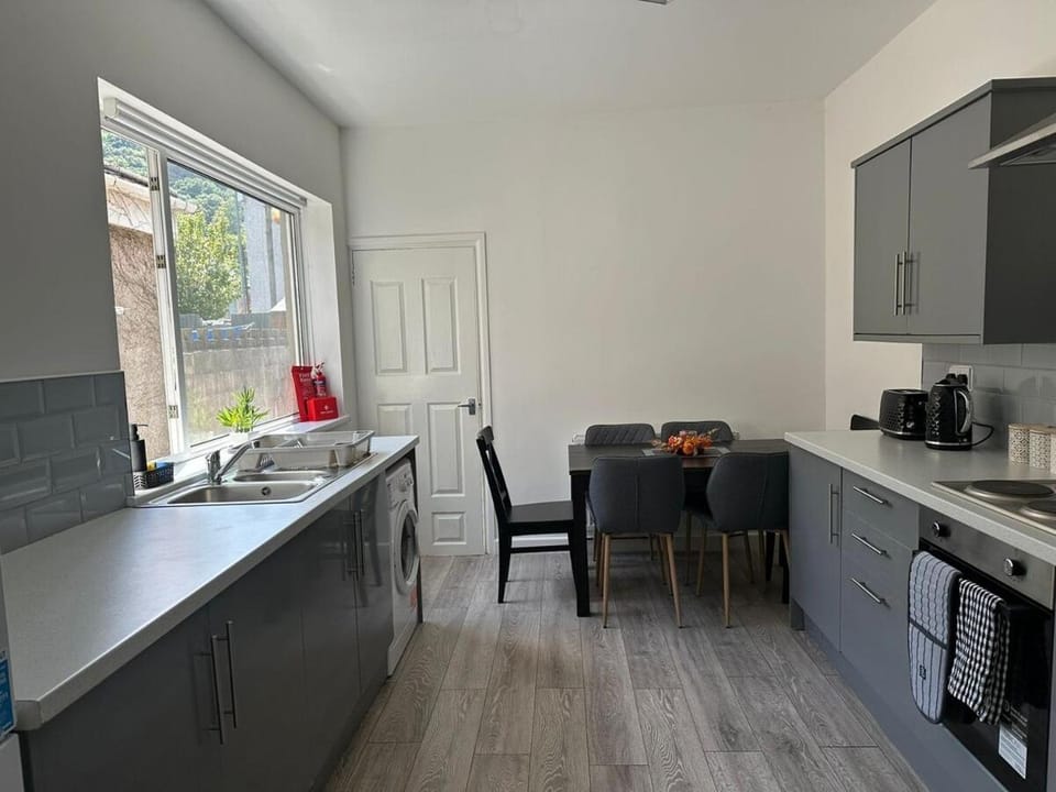 The Regent's Retreat - Modern 4-Bedroom Home House in Wales