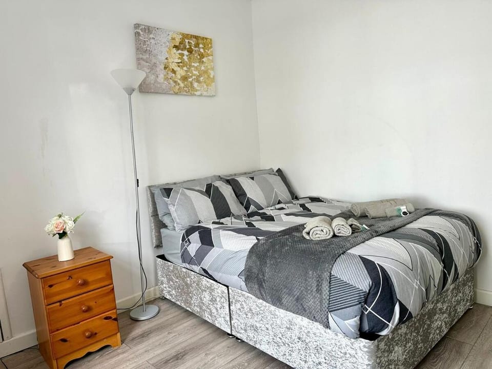 The Regent's Retreat - Modern 4-Bedroom Home House in Wales