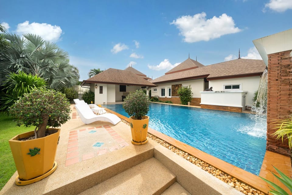 Property building, Patio, Day, Garden, Garden view, Pool view, Swimming pool, Swimming pool, sunbed