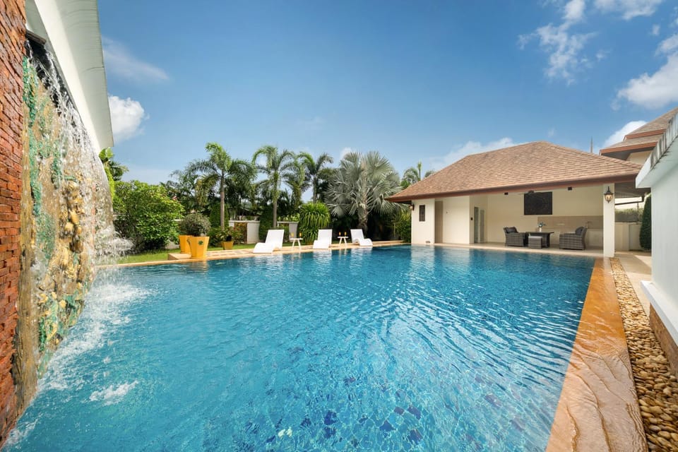 Property building, Day, Pool view, Swimming pool, Swimming pool, sunbed