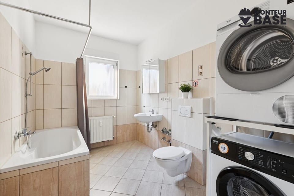 Toilet, Bathroom, Bath, towels, washing machine, dryer