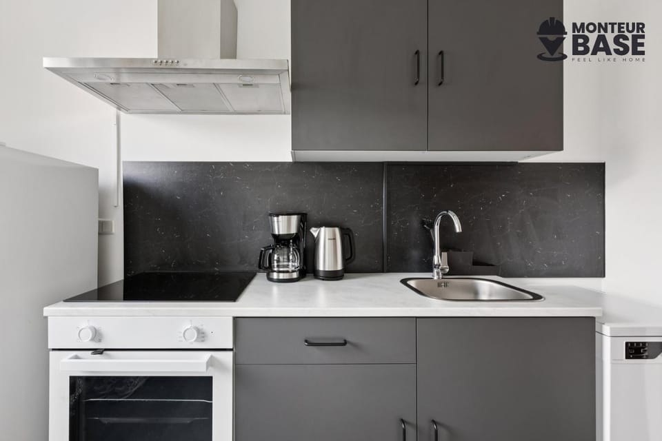 Coffee/tea facilities, Kitchen or kitchenette, stove