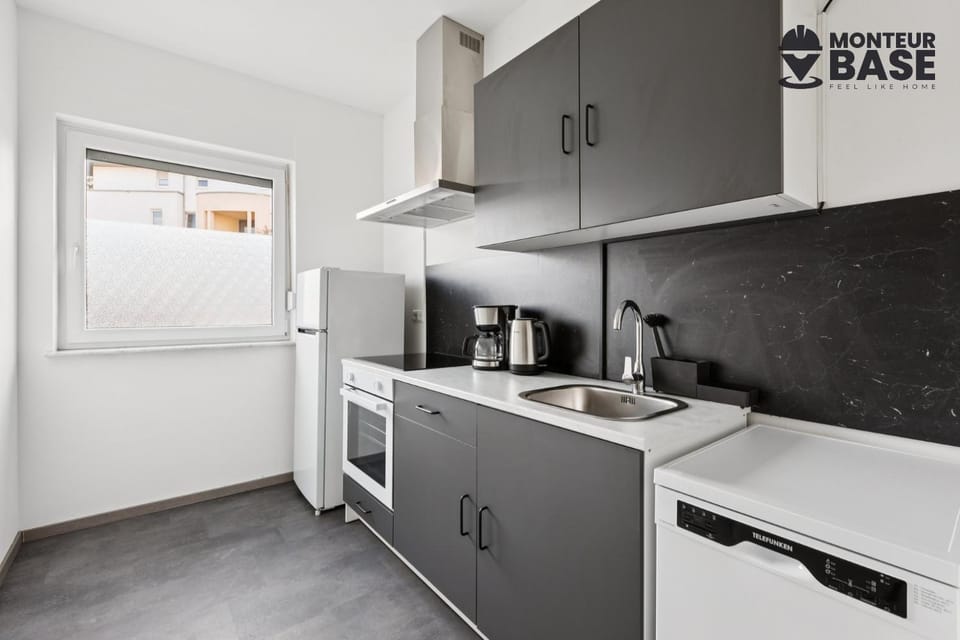Coffee/tea facilities, Kitchen or kitchenette, oven, stove