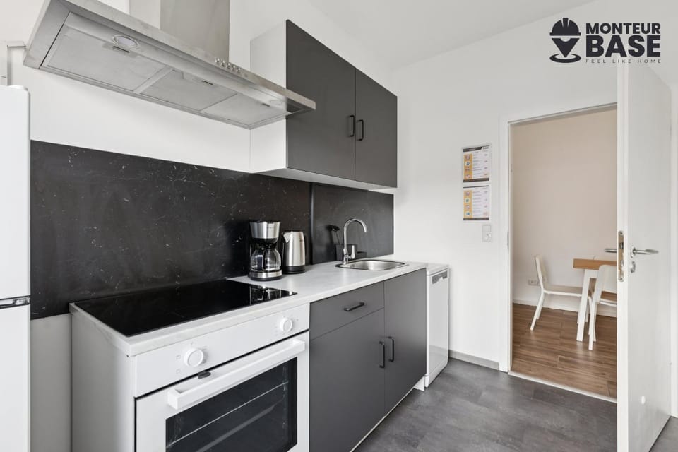 Coffee/tea facilities, Kitchen or kitchenette, dishwasher, oven, stove