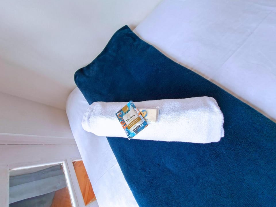 Bed, towels