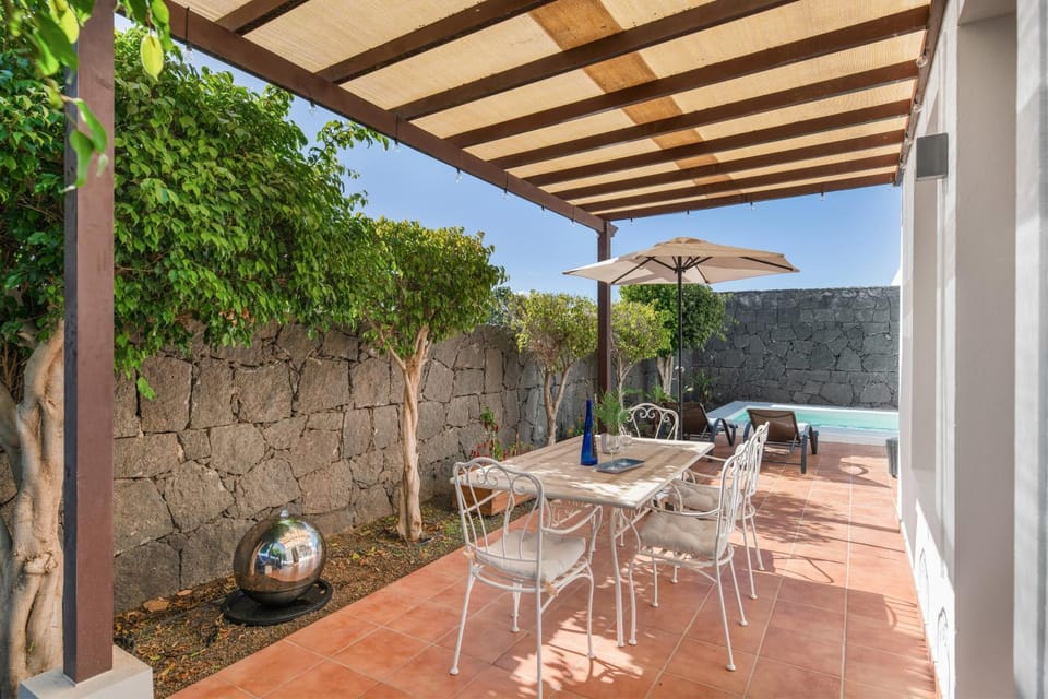 Property building, Balcony/Terrace, Living room