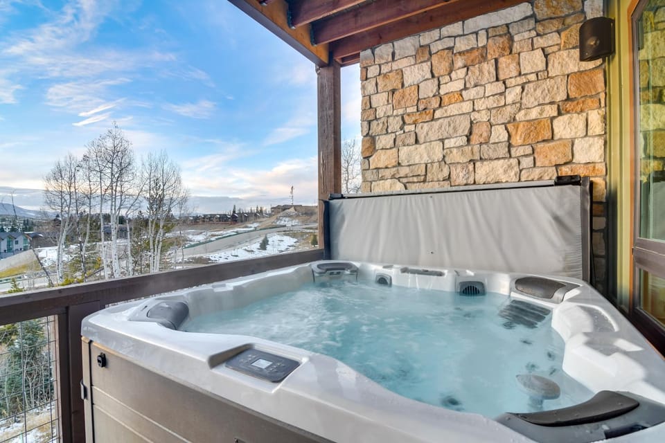 Luxe Home w/ Hot Tub and Views in Winter Park! House in Fraser