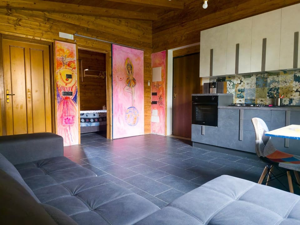 Seating area, kitchen