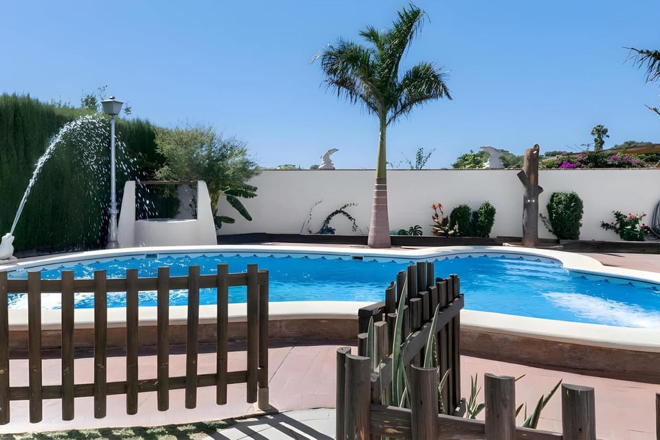 Apartamentos con piscina compartida WIFI y parking House in La Janda