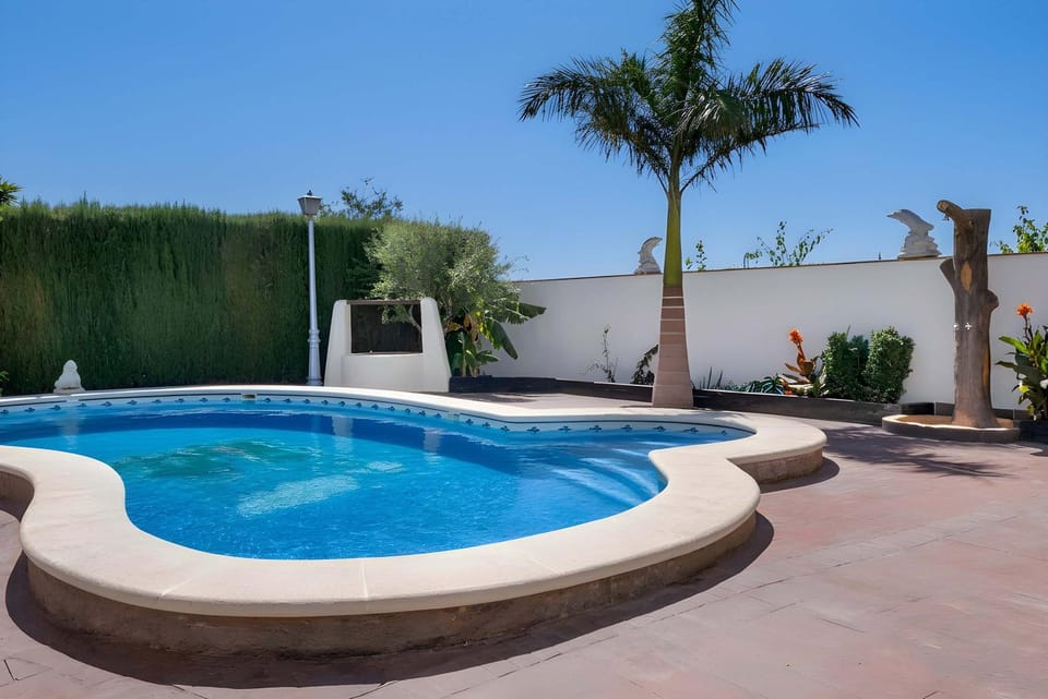 Apartamentos con piscina compartida WIFI y parking House in La Janda