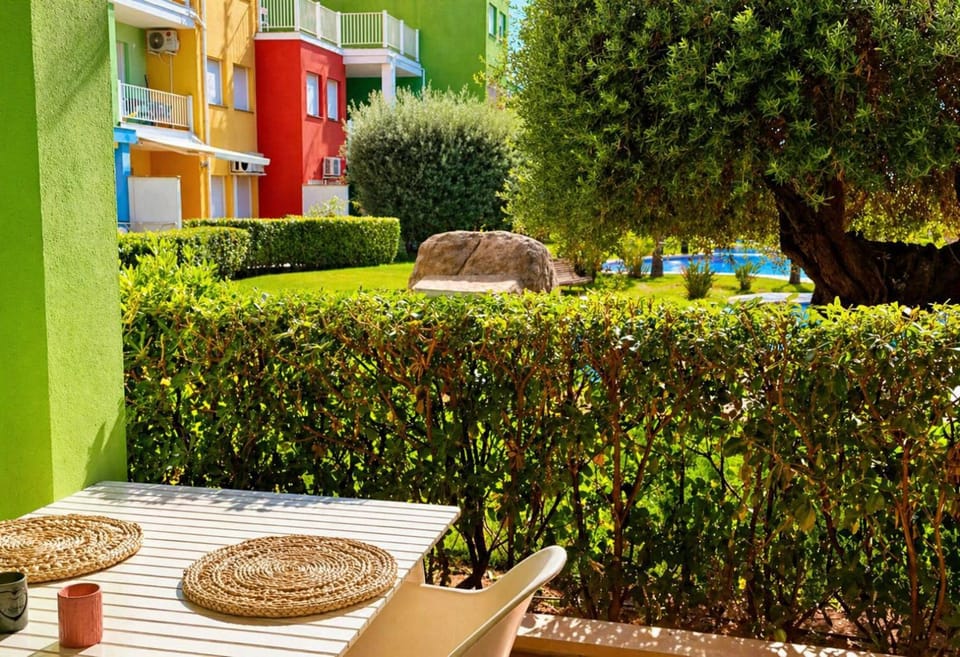 Property building, Spring, Day, Garden, Balcony/Terrace, Garden view, Pool view, Swimming pool
