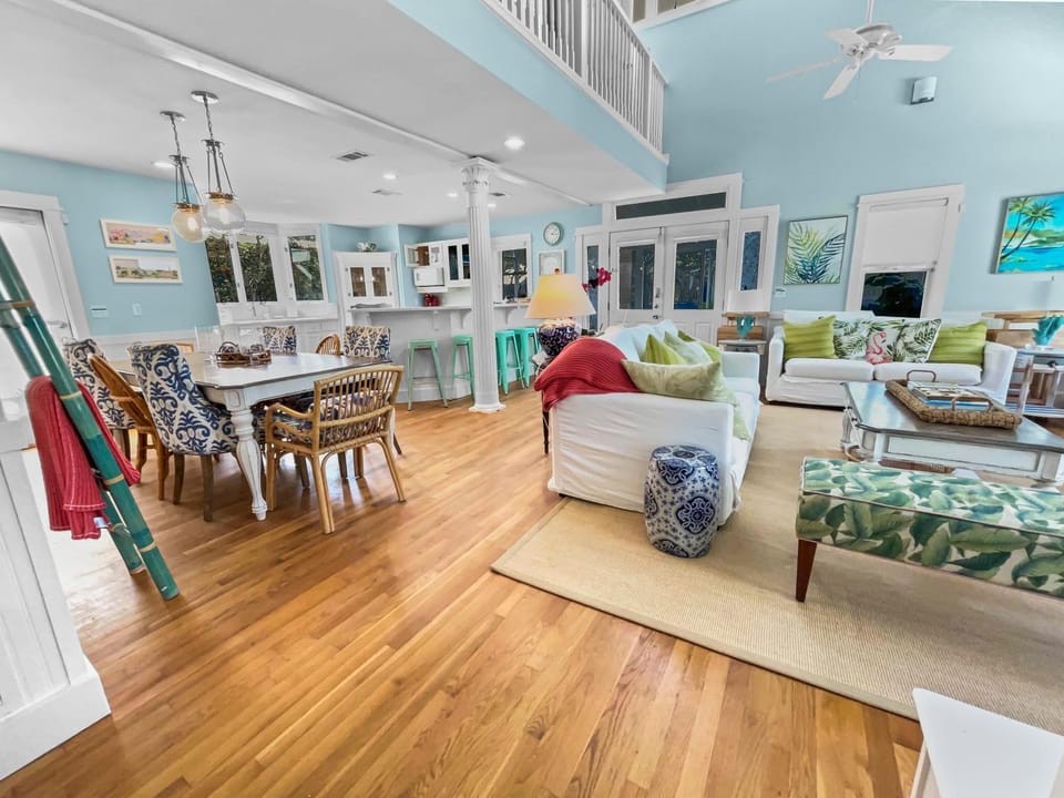Breakers l 2 Minutes walk to the Beach l Heated community pool l Includes 4 Bikes House in Seaside