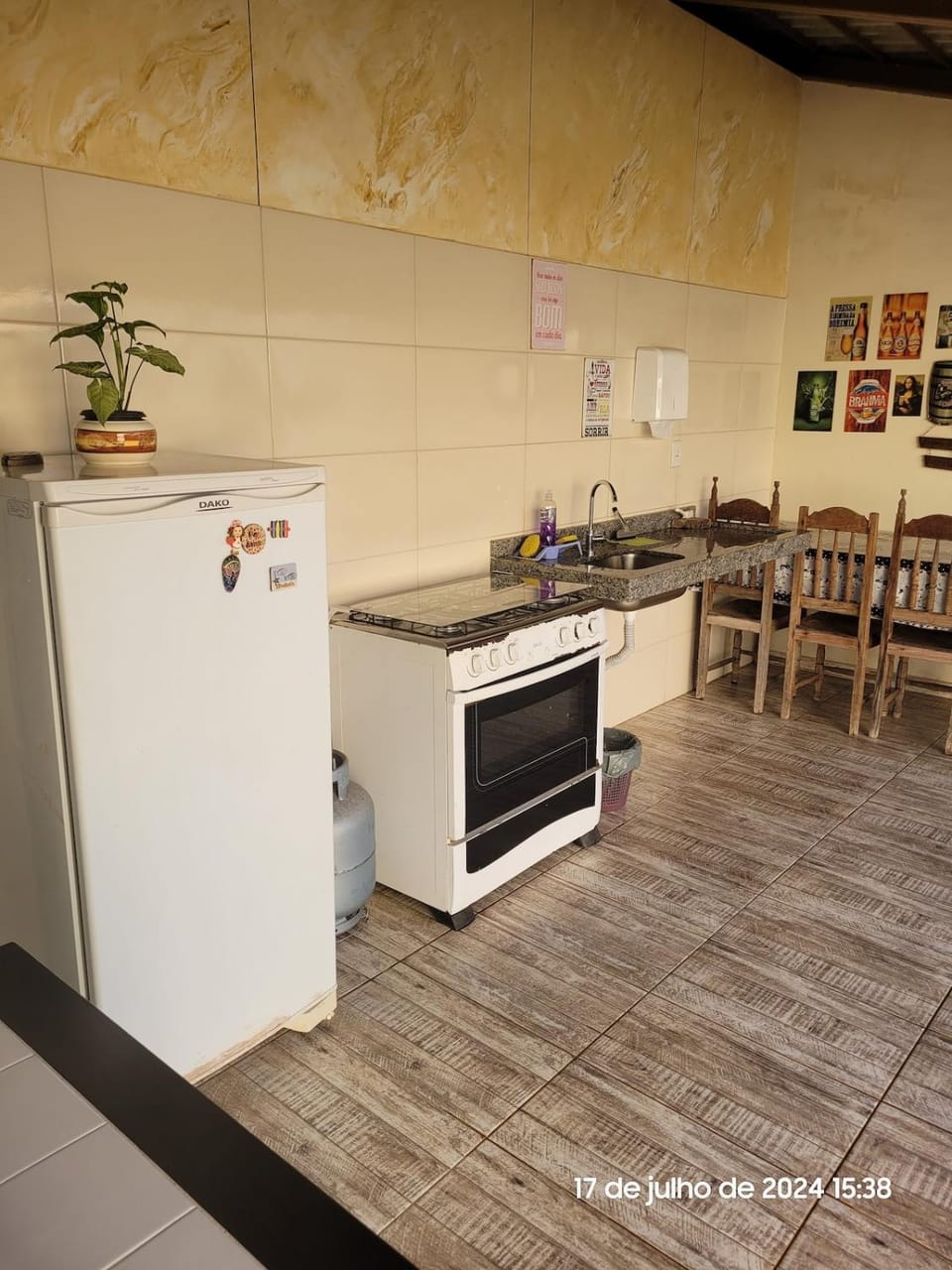 Kitchen or kitchenette, Dining area, minibar, stove