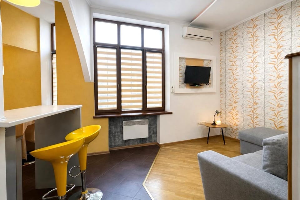 TV and multimedia, Living room, Seating area, internet, air conditioner