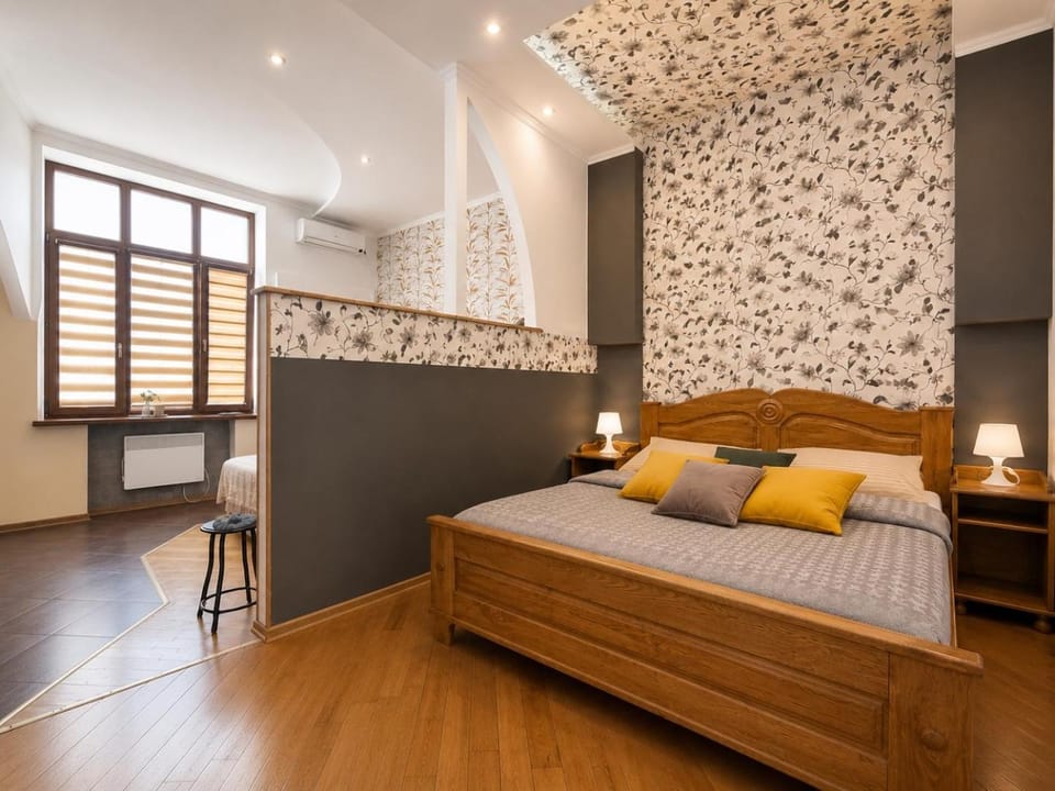 Bed, Photo of the whole room, Seating area, Bedroom