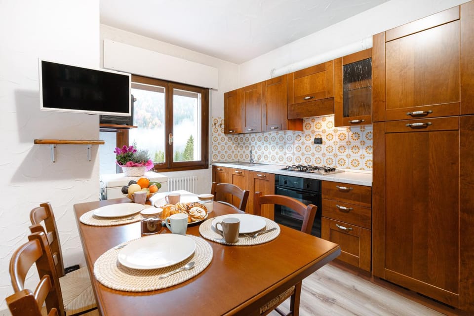 Dining area, oven, stove