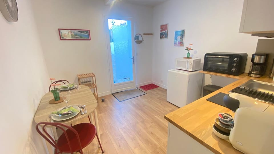 Kitchen or kitchenette, Dining area