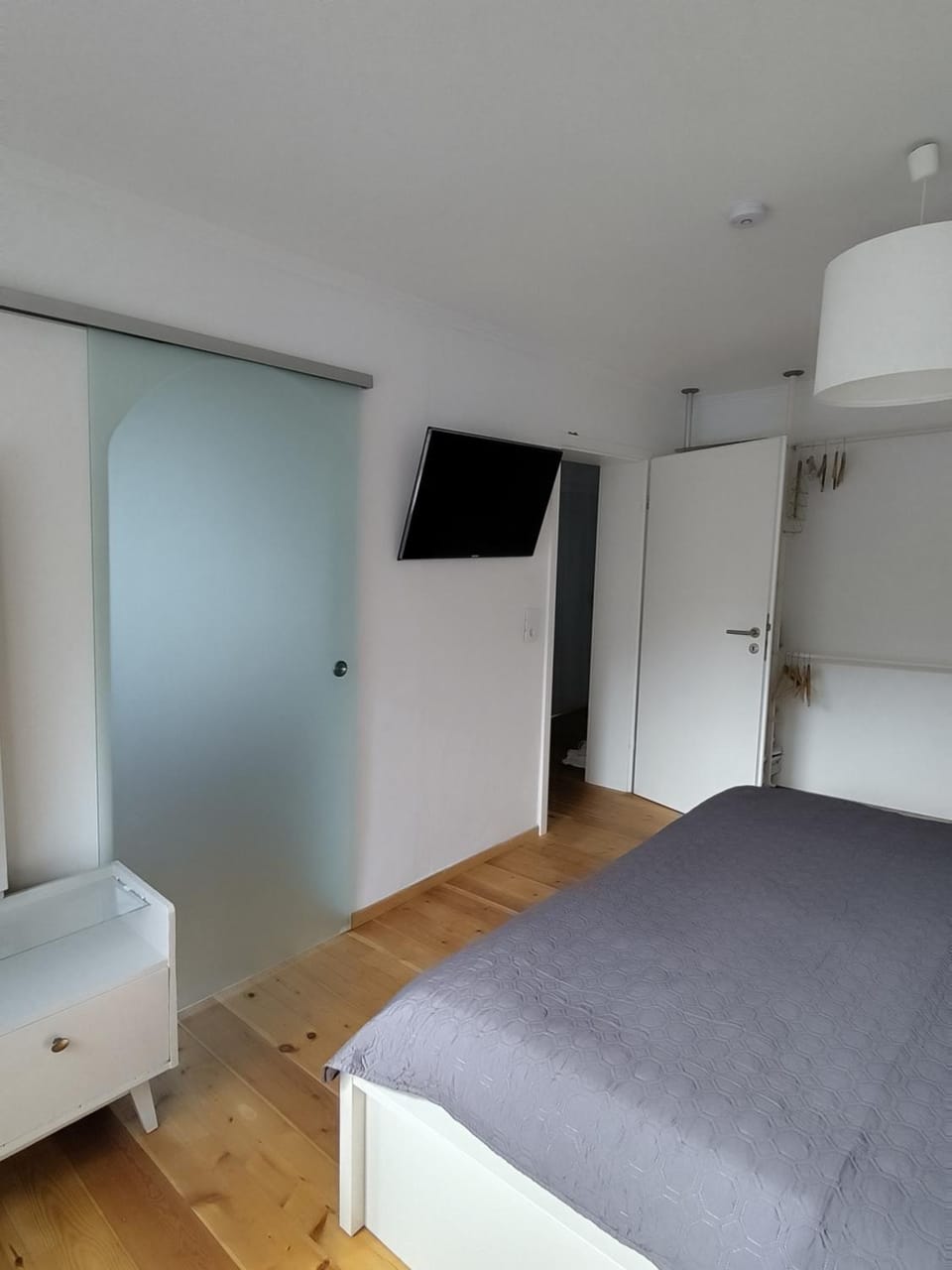 Bed, TV and multimedia, Photo of the whole room, Evening entertainment, Bedroom, wardrobe