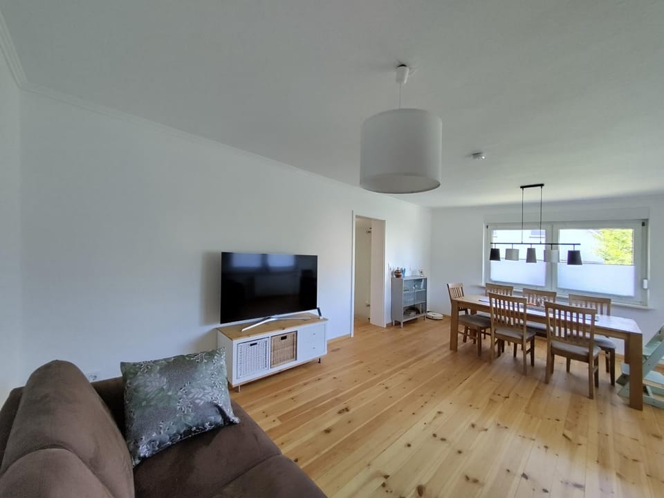 TV and multimedia, Living room, Seating area, Dining area, Evening entertainment
