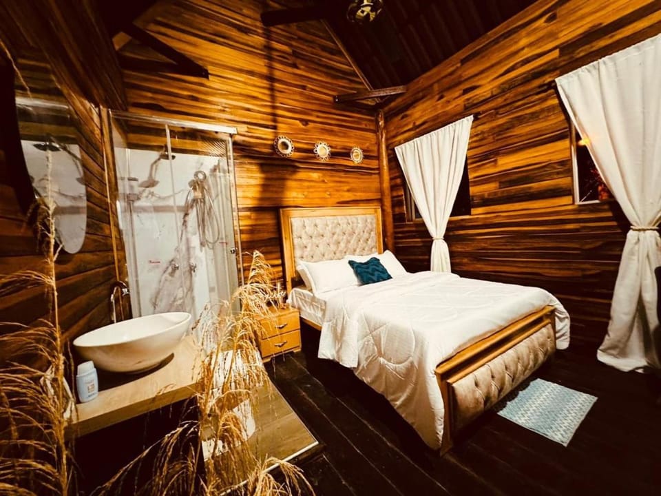 Shower, Bed, Bathroom, Photo of the whole room, Bedroom, Garden view, towels