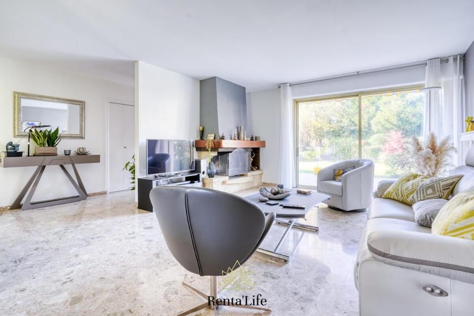 TV and multimedia, Living room, Seating area