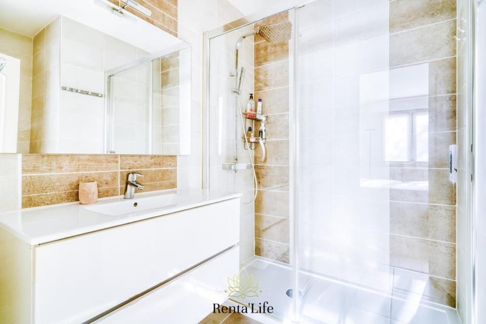 Shower, Bathroom, towels