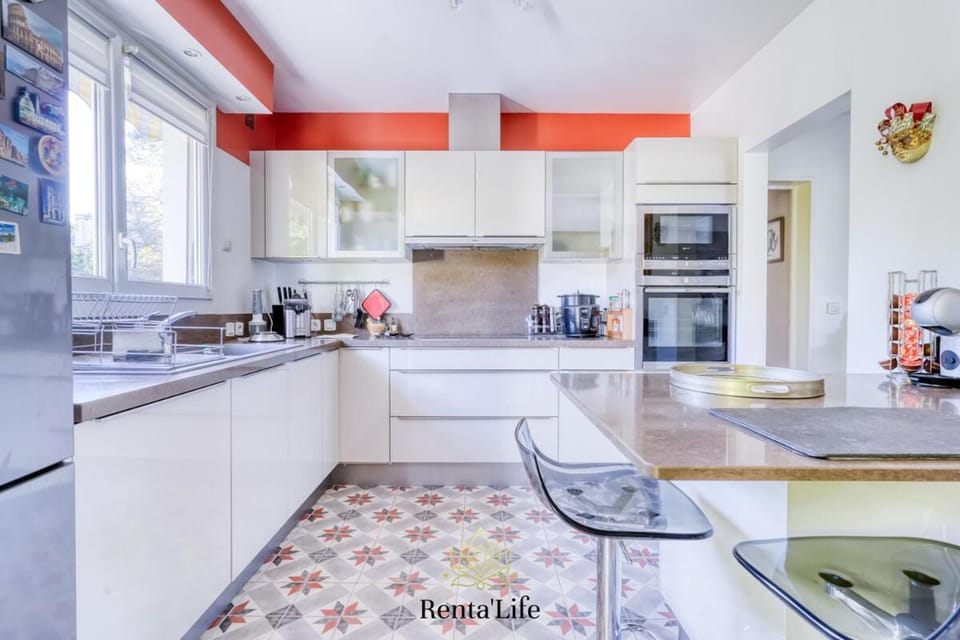 Kitchen or kitchenette, Dining area, dishwasher, oven, stove, toaster