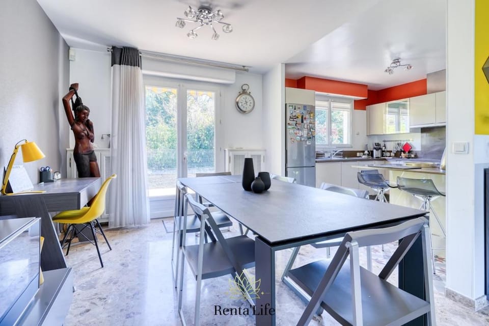 Kitchen or kitchenette, Seating area, Dining area, oven, stove