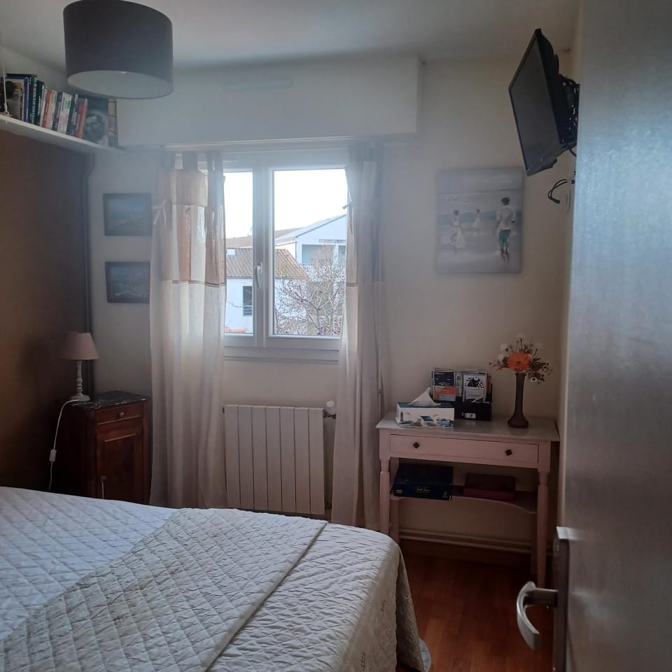 TV and multimedia, Photo of the whole room, Bedroom
