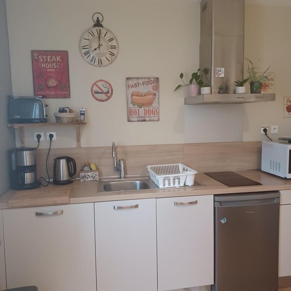Coffee/tea facilities, Kitchen or kitchenette, stove, toaster