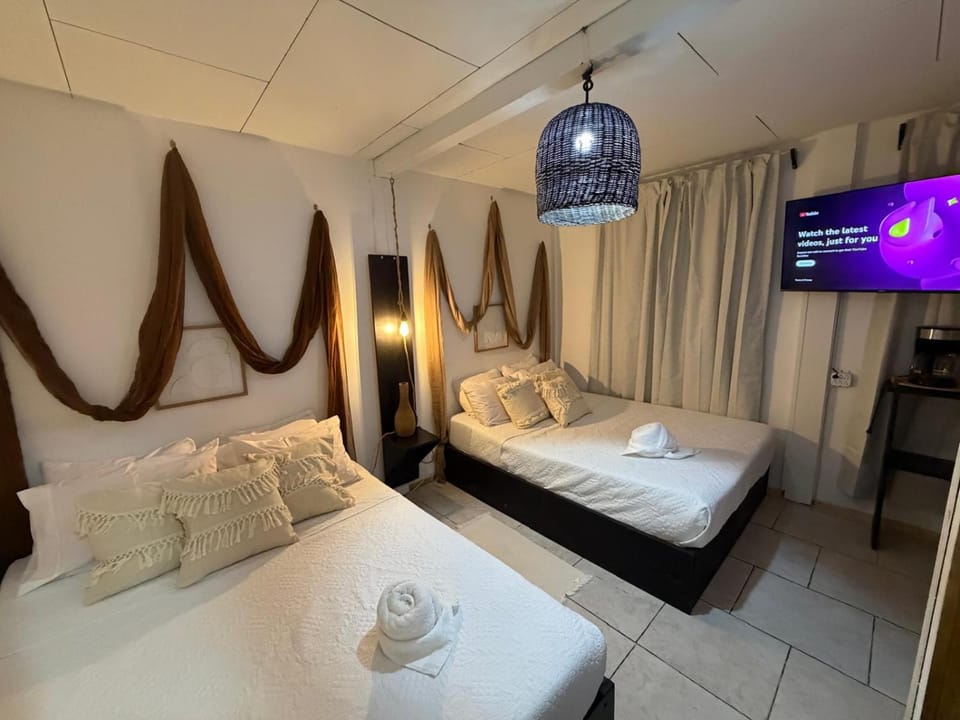 Bed, TV and multimedia, Photo of the whole room, Bedroom, towels