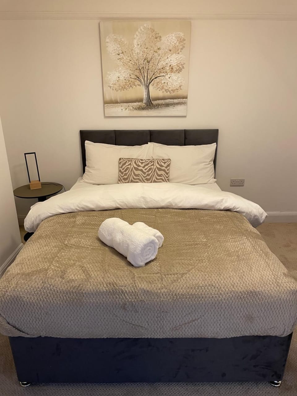 Bed, Bedroom, towels