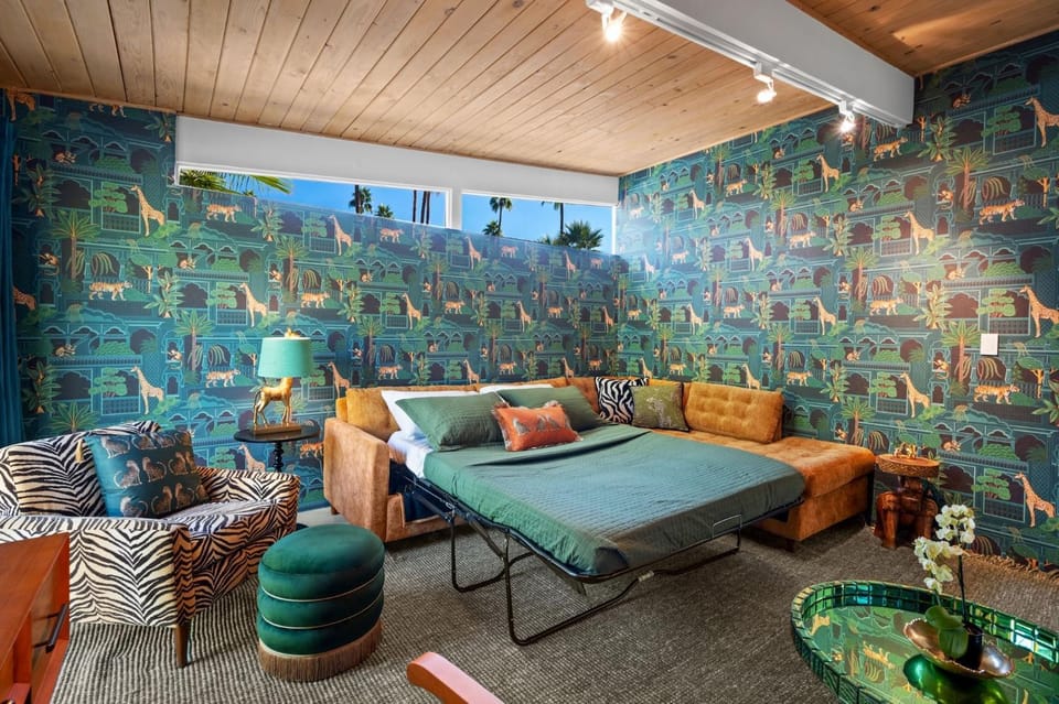 Bed, Living room, Seating area, furniture