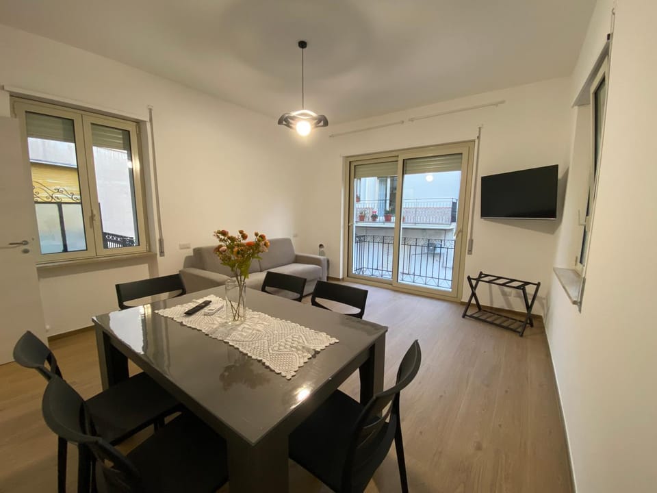 Communal lounge/ TV room, TV and multimedia, Living room, Seating area, Dining area