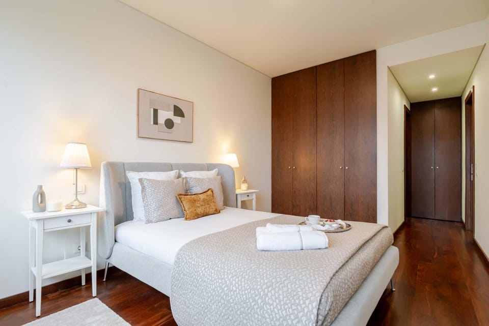 Bed, Bedroom, towels, wardrobe