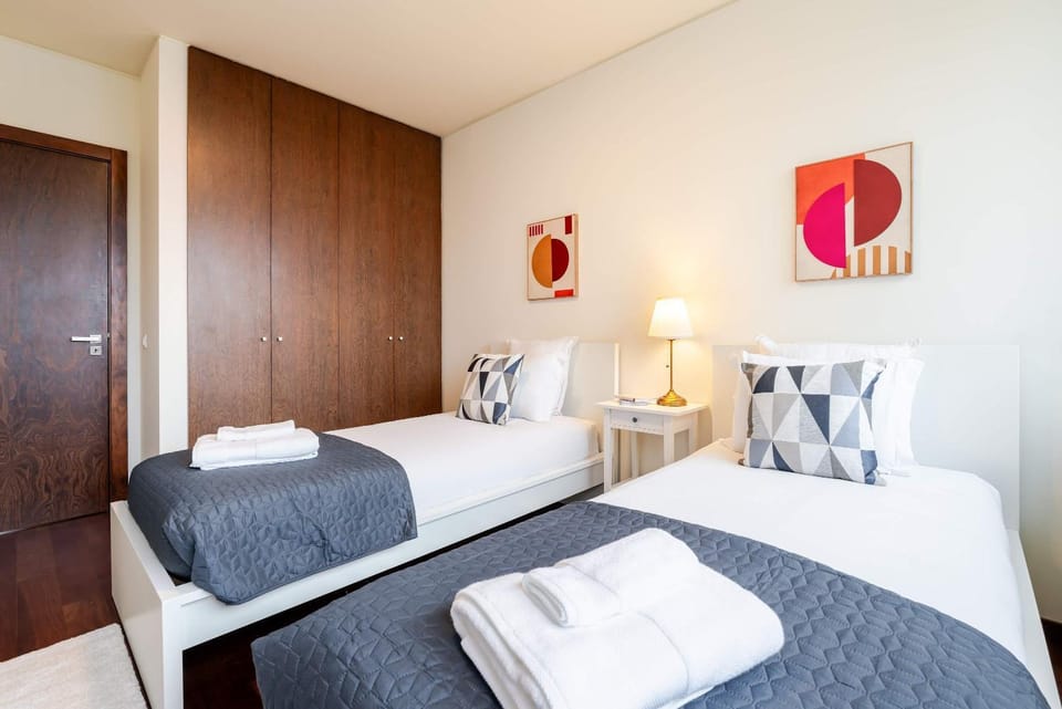 Bed, Bedroom, towels, wardrobe