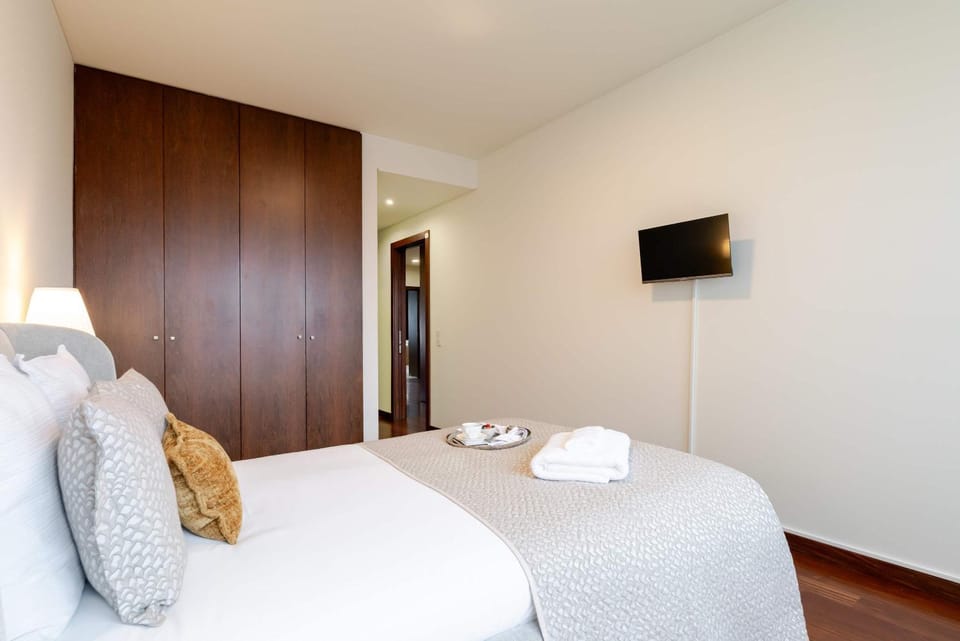 Bed, TV and multimedia, Bedroom, towels, wardrobe