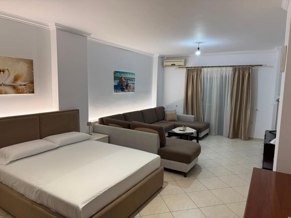 Bed, TV and multimedia, Living room, Photo of the whole room, Seating area, Bedroom