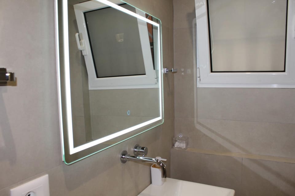 Shower, Toilet