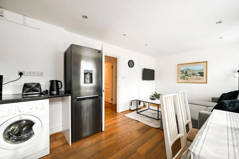 Stylish & Bright Flat | Emirates Stadium Apartment in London Borough of Islington