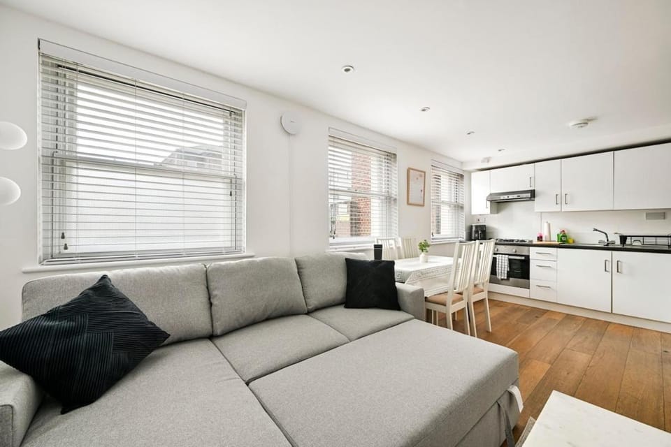 Stylish & Bright Flat | Emirates Stadium Apartment in London Borough of Islington