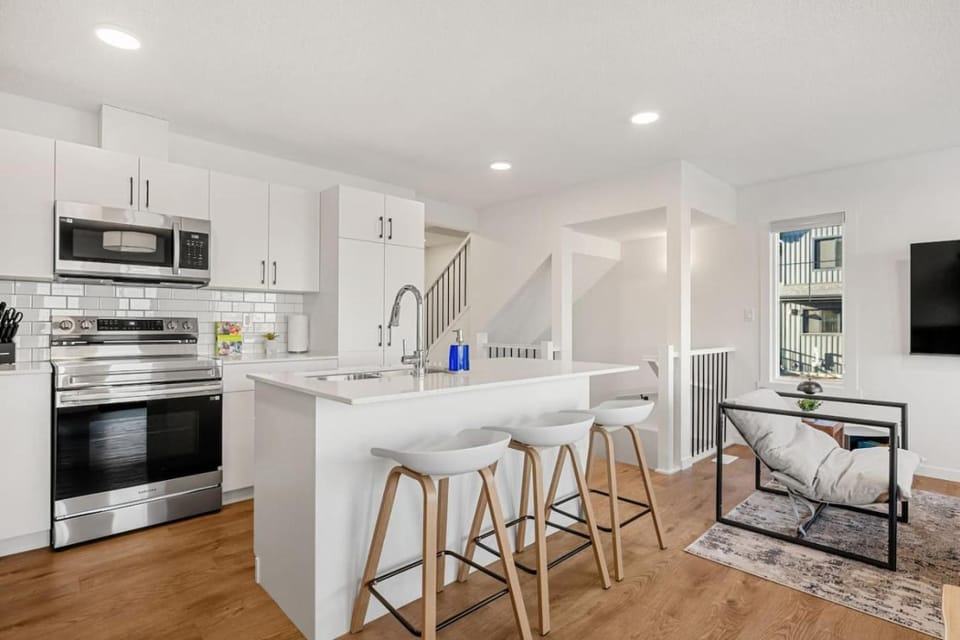 Luxury Family Retreat with Games, King Bed and Garage House in Edmonton