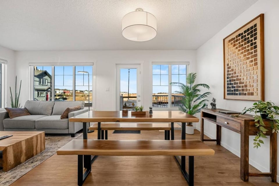 Luxury Family Retreat with Games, King Bed and Garage House in Edmonton