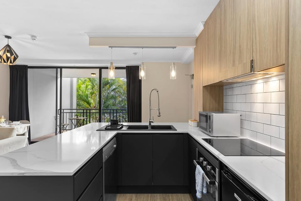Modern Tropical 1BR Oasis in Spring Hill Apartment in Brisbane City